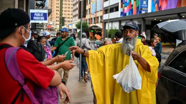 Homem distribui comida no Texas