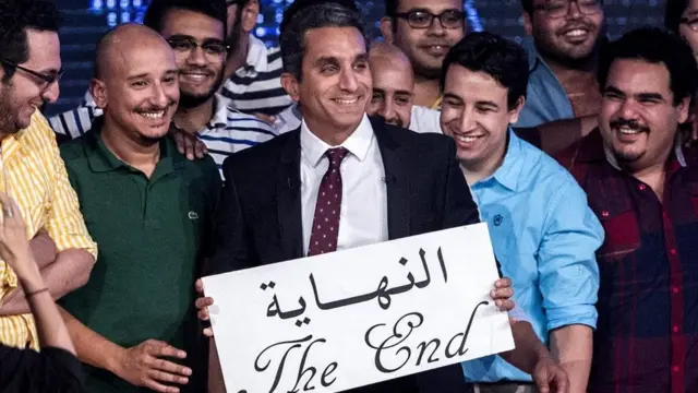 باسم يوسف يقف وسط مجموعة عمل "البرنامج" في نهاية عرضه