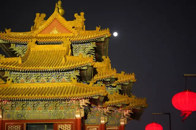 灯光和月光照耀下的东南角楼。