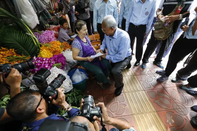 สุเทพ เทือกสุบรรณ ผู้ก่อตั้งพรรครวมพลังประชาชาติไทย ขณะทำกิจกรรมเดินคารวะแผ่นดิน