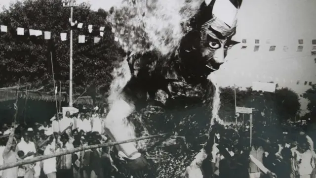 1975માં પક્ષપલટુ રાજનેતાઓના વિરોધમાં અમદાવાદમાં પૂતળાદહન.