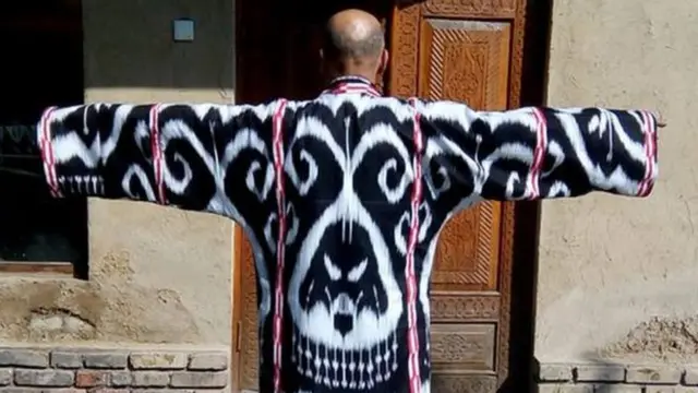 "Юлдузлар уруши" трилогиясидаги Дарт Вейдер акс этган чопон Қаипованинг 2016 йилги лойиҳасидан ўрин олганди