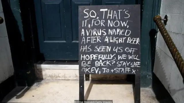 酒吧虽然关门了，但英国人幽默感不减