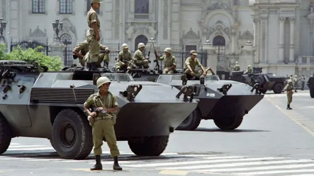 Tanques y soldados en la Plaza de Armas de Lima, tras el autogolpe.