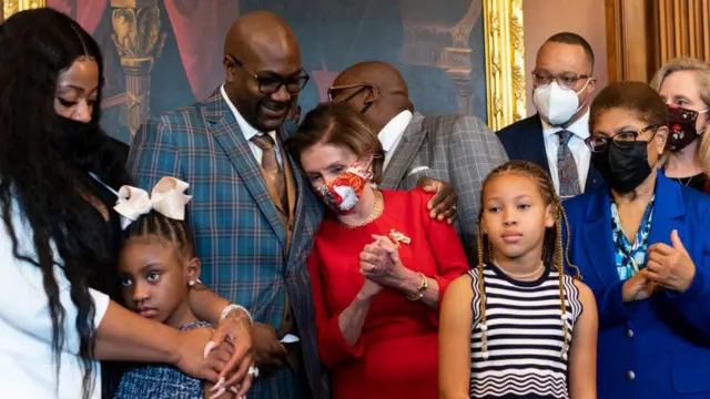 Familiares de George Floyd junto a Nancy Pelosi en el aniversario de la muerte del joven afroestadounidense.