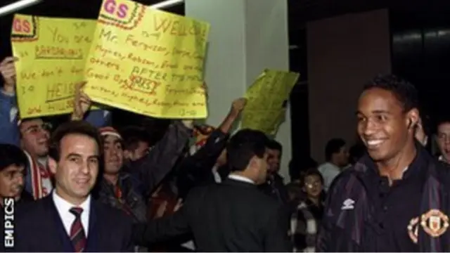 Paul İnce taraftarlar arasında yürüyor