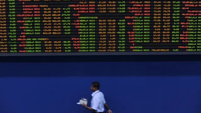 IMF ණය: 'උගුලෙන් එළියටද කබලෙන් ලිපටද?'