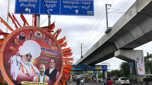 హైదరాబాద్‌లో కేసీఆర్, మోదీ ఫ్లెక్సీలు