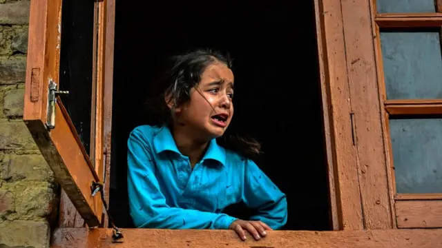 (அழும் சிறுமி )