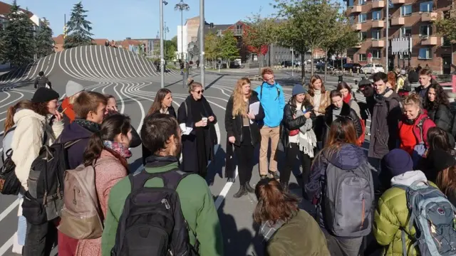 Estudiantes paseando