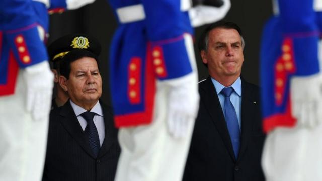Jair Bolsonaro (D) ao lado do vice, Mourão Filho, durante desfile militaraposta mega caixanovembroaposta mega caixa2019