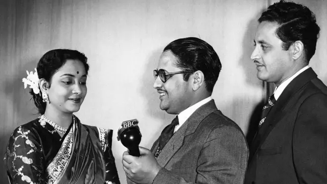 আঞ্জুমান অনুষ্ঠানে এস আহমেদ ভারতীয় গায়িকা গীতা দত্ত'এর সাক্ষাতকার নিচ্ছেন, সাথে চিত্র পরিচালক স্বামী গুরু দত্ত।