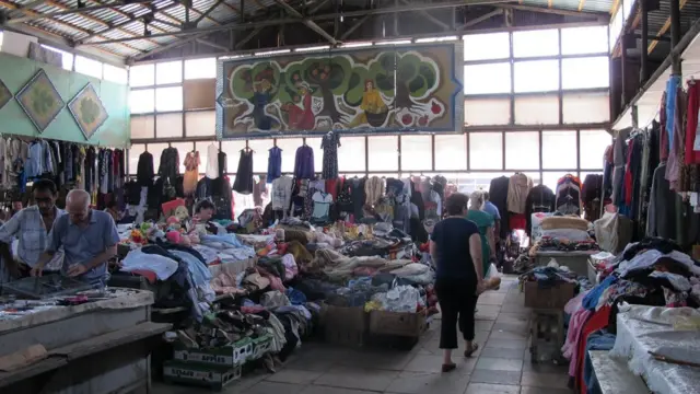 Bazarın örtülü hissəsində mallar daha səliqəli yerləşdirilib