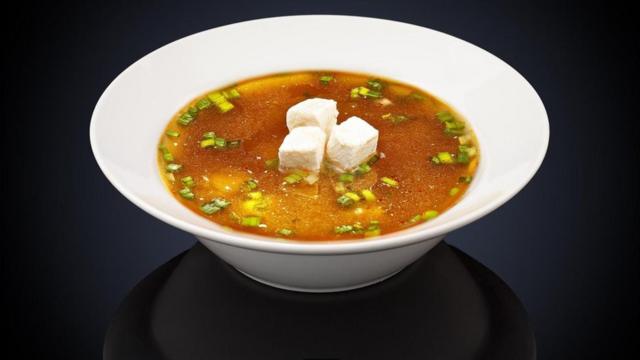 طبق من حساء الميزو الياباني يحتوي على 2,7 غراما من الملح
