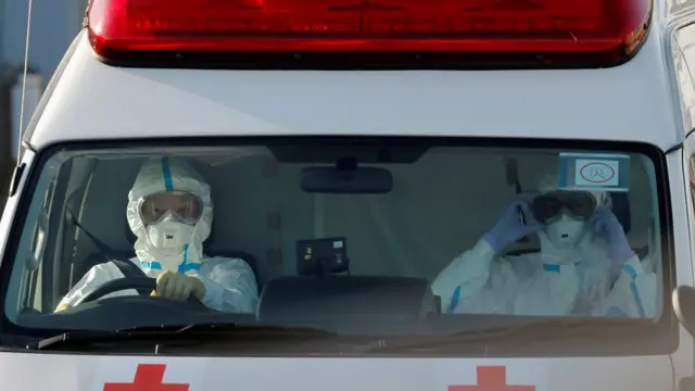 Médicos en ambulancia