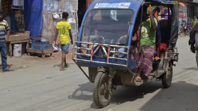 ঢাকার কিছু অলিগলিতে চলছে ব্যাটারিচালিত যান টুকটুক।