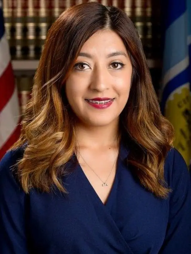 Kim Bernie Nguyễn có cha là một người tị nạn Việt Nam, mẹ là di dân gốc Mexico