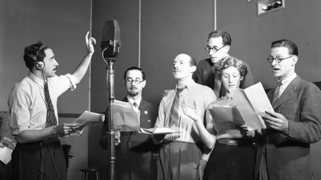 Ángel Ara (izq.) dirigiendo radioteatro en la BBC