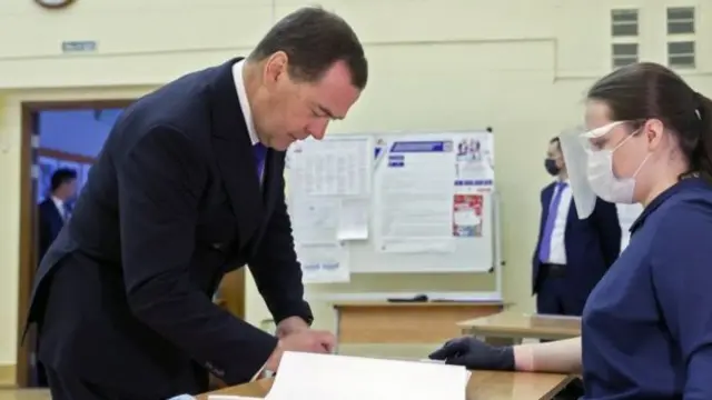 Dmitry Medvedev – cựu tổng thống và thủ tướng và là cánh tay phải của ông Putin đã bỏ phiếu hôm thứ Năm