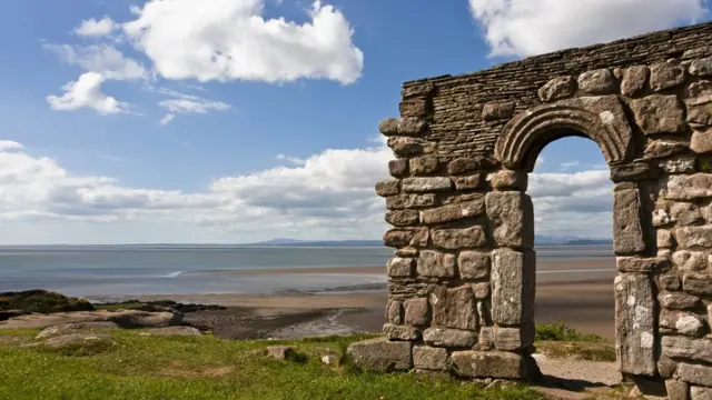 Развалины каменной арки.