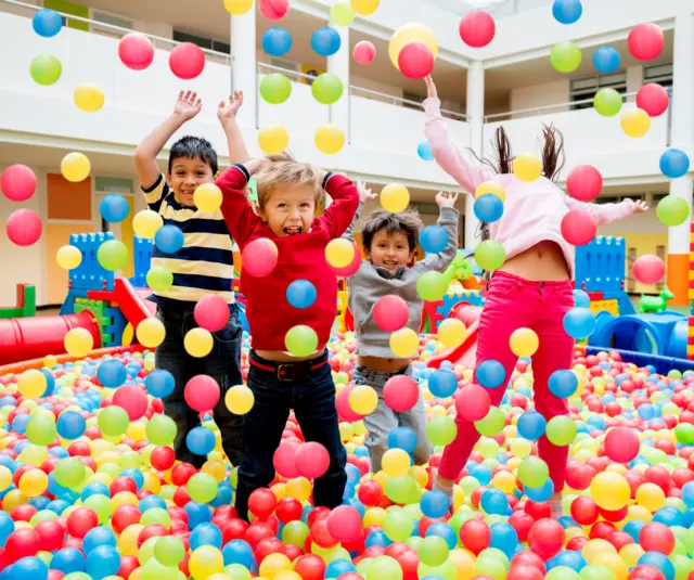 Eric McMillan el hombre que revoluciono los parques infantiles con inventos como la piscina de pelotas BBC News Mundo