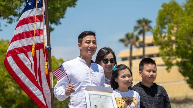 Một gia đình gốc Việt trong lễ tuyên thệ để trở thành công dân Mỹ