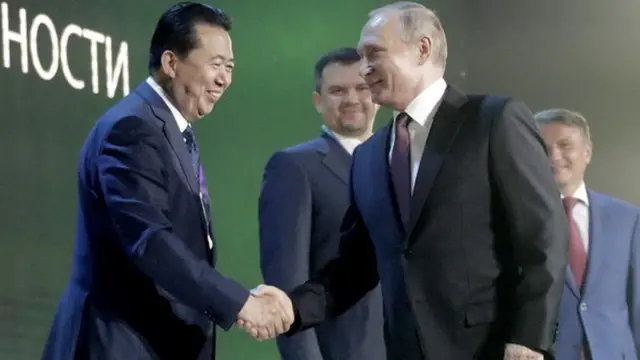 Bwana Meng (ibumoso) na Perezida Vladimir Putin w'Uburusiya mu nama yigaga ku mutekano wo ku mbuga za interineti yaberaga i Moscou mu Burusiya mu kwezi kwa karindwi uyu mwaka