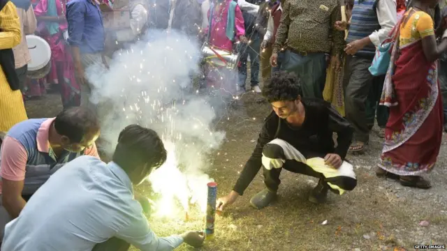 ઉજવણી કરી રહેલા કોંગ્રેસી કાર્યકર્તાઓ