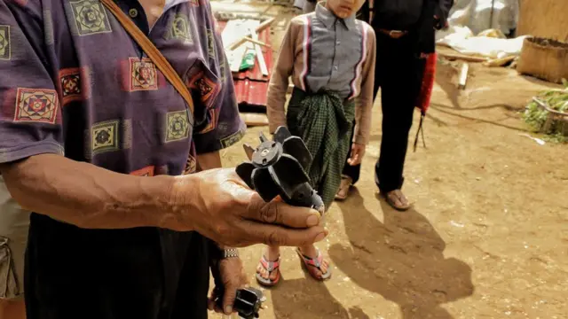 မော်ဟစ်စုစည်းရွာထဲ ကျတဲ့ ဗုံးသီးဒလက်