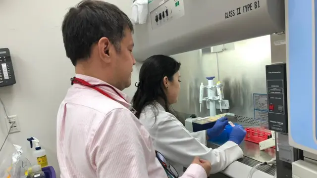 Luis M Vence en el laboratorio.