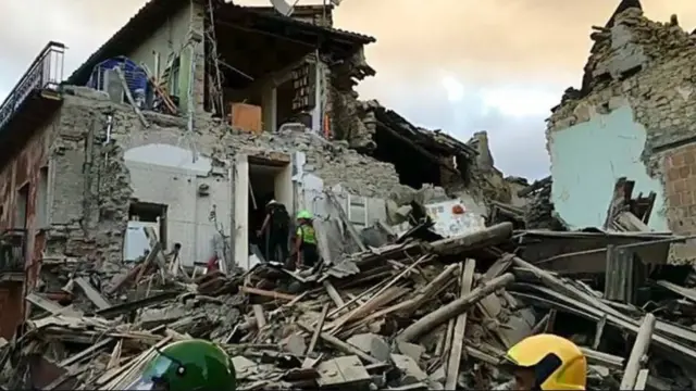 Jengo lililoporomoka kufuatia tetemeko la ardhi