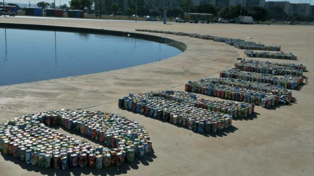 Exposição do artista plástico Vik Muniz, montada ao lado do Museu da República, na Esplanada dos Ministérios, mostra painéis com sete cenas do filme Lixo Extraordinário, indicado na categoriasorteio da quina bolão caixamelhor documentário ao Oscarsorteio da quina bolão caixa2011