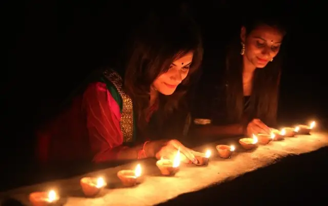 மத்தியப் பிரதேச மாநிலத் தலைநகர் போபாலில் தீபங்களை ஏற்றி தீபாவளியை கொண்டாடும் பெண்கள்.