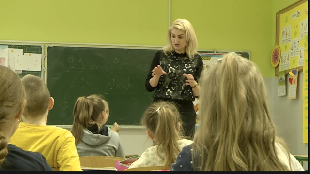 المدرّسة إليزابيث م طلابها في الفصل الدراسي