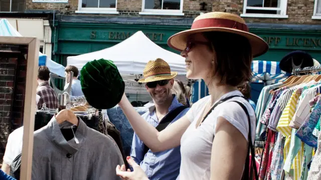 Жінка і чоловік обирають капелюхи на ринку