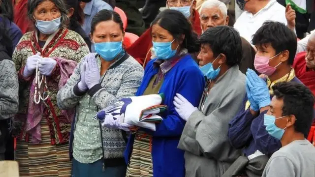 સ્થાનિય તિબ્બતી લોકો અને તેનજિનના પરિવારે તેનજિનના અંતિમ સંસ્કારમાં ભાગ લીધો હતો તેની તસવીર