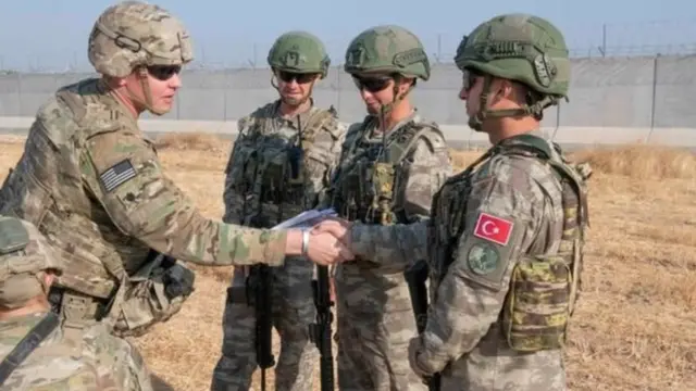 அக்டோபர் மாதம் வடகிழக்கு சிரியாவில் கூட்டு கண்காணிப்பில் அமெரிக்க மற்றும் துருக்கிய ராணுவத்தினர்.