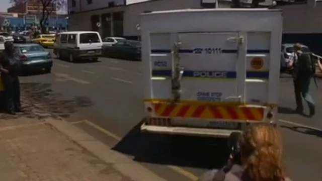 দাঙ্গা আটকাতে পুলিশ পৌঁছালেও উত্তেজিত জনতাকে সামাল দিতে তাদের বেগ পোহাতে হয়।