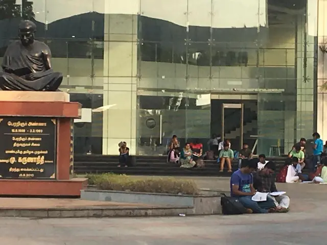 அண்ணா நூற்றாண்டு நூலகத்தை பயன்படுத்த அதிகாலை முதலே வரிசை