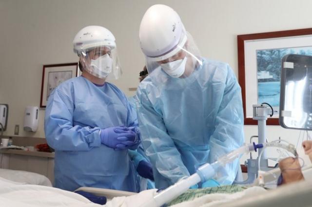 ABD'nin California eyaletindeki bir hastanede doktorlar ağır bir Covid-19 hastasını tedavi ediyor