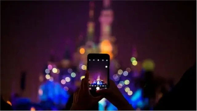 ఇన్‌స్టాగ్రాం ఫొటో కోసం డిస్నీలాండ్