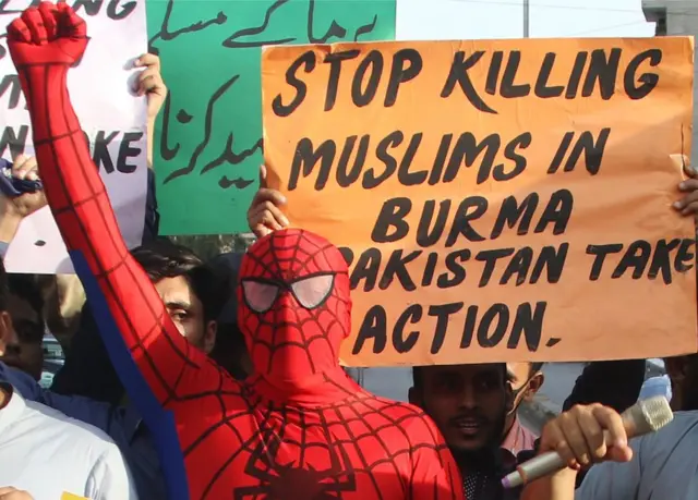 Protesta contra la violencia contra los rohingyas en Karachi, Pakistán.