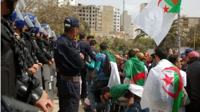 Les forces de l'ordre ont fait preuve d'une retenue inhabituelle à l'égard des manifestants, ce qui pourrait donner à penser qu'ils ne sont pas prêts à recourir à la force.