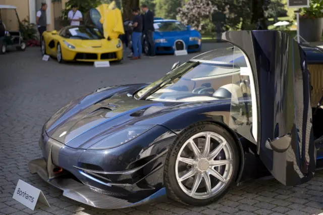 Leilão de carros de luxo confiscados
