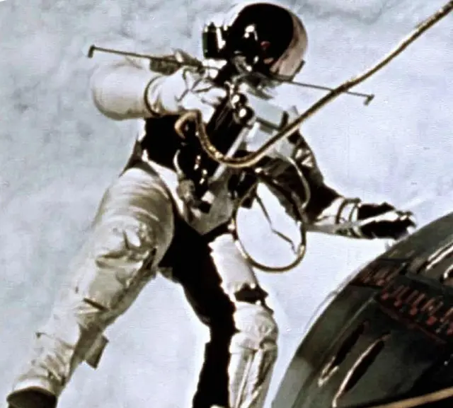 怀特（Ed White）代表美国的首次太空漫步
