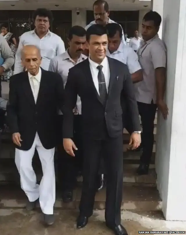 නියෝජ්‍ය අමාත්‍ය රන්ජන් රාමනායක, මහාචාර්ය කාලෝ ෆොන්සේකා සමග අධිකරණ භූමියේ