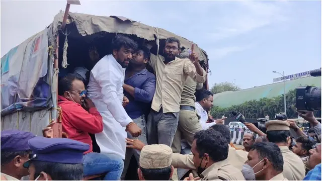 ఆందోళన చేస్తున్న ఏయూ విద్యార్ధులు