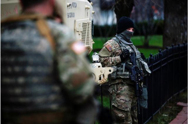 1月16日，美国国民警卫队成员在国会大厦附近警戒。