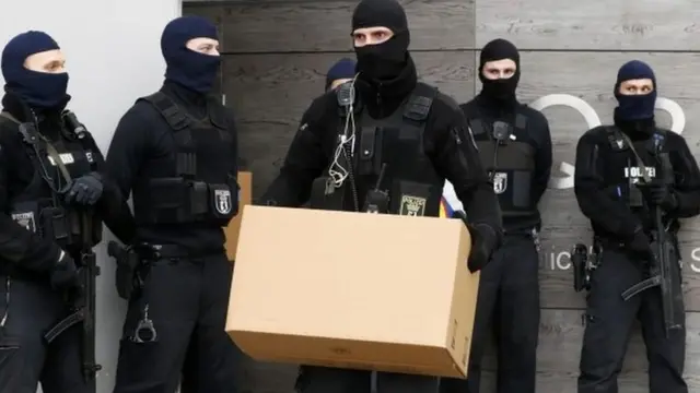 Dhismayaasha waxaa lala xiriirinayaa masaajid uu si joogto ah u booqday Anis Camri