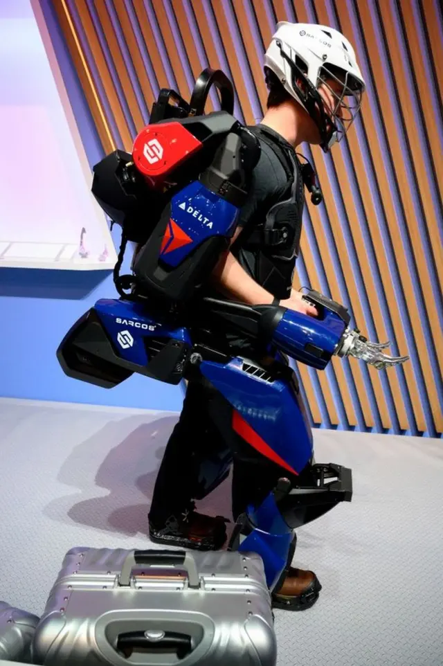 Un homme essaie l'exosquelette de Sarcos Robotics.